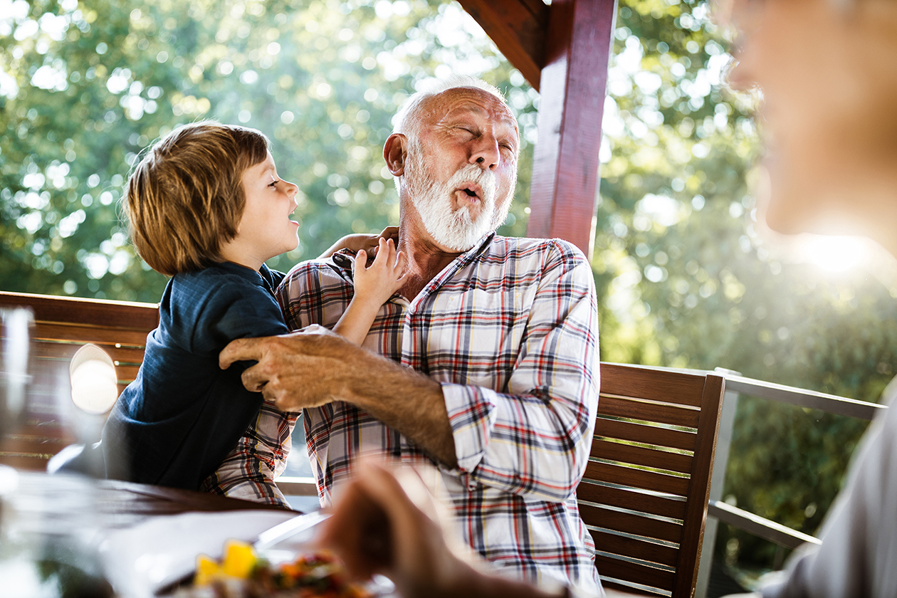 Abuelo juega con su hijo en el jardín